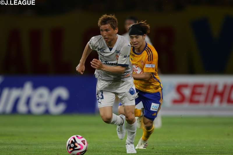 長崎が23試合ぶり黒星、清水も敗戦…千葉に大逆転勝利の横浜FCが首位浮上！／J2第25節