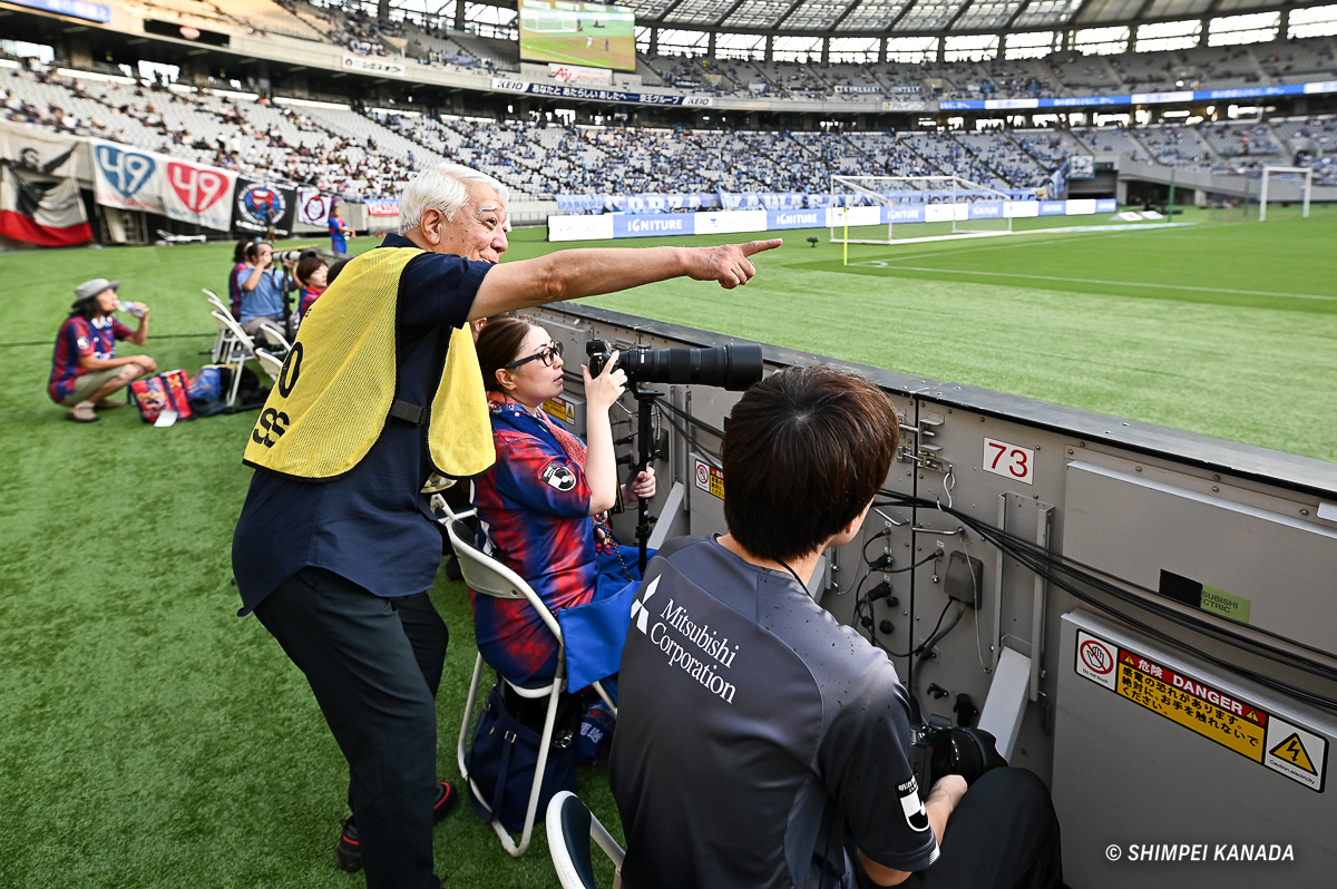 【フォトレポート】ピッチサイドの迫力ハンパないって!! サッカーキングのカメラマンがファン・サポーター向け撮影専用席を体験してみた結果…