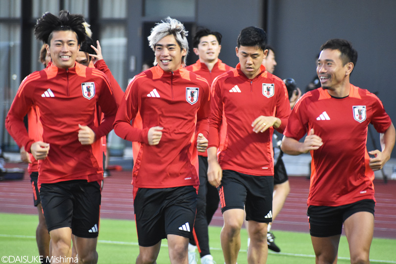 帰国した日本代表、開幕4連勝かかる豪州戦に向け再始動！　小川航基、中村敬斗らで7対7を実施