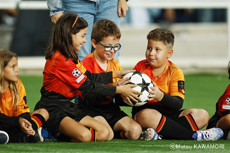 Barcelona_YoungBoys_241001_0004_