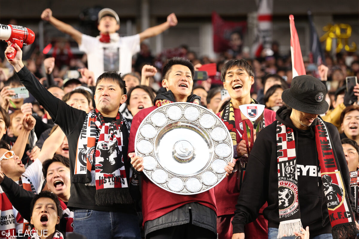 神戸の吉田孝行監督、J1連覇を成し遂げた史上7人目の指揮官に「最高のシーズンでした」