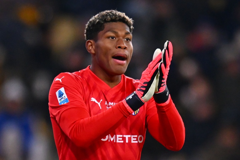 パルマGK鈴木彩艶の未来はマンチェスター勢のいずれか？ 伊記者「動向