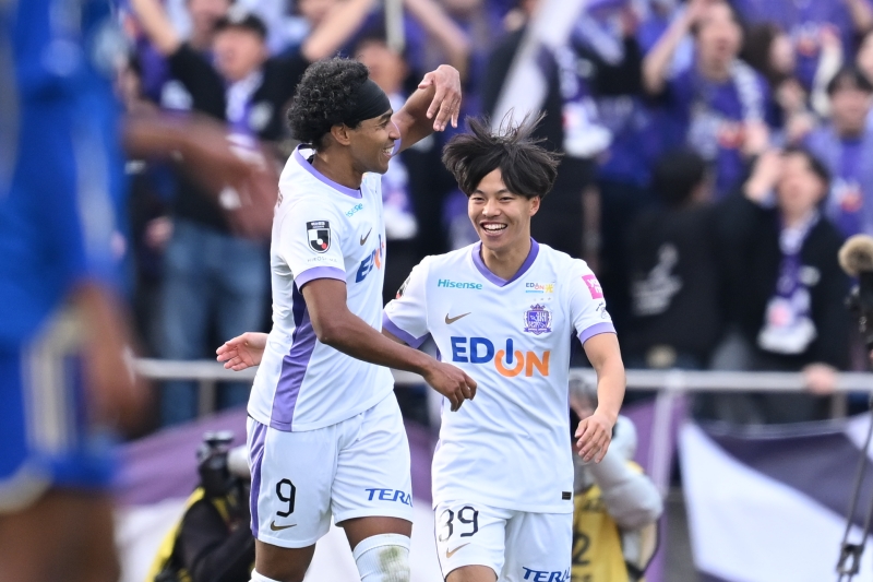 広島が町田に逆転勝利！　昨季3位vs2位、大卒ルーキー中村草太が試合を決める大仕事