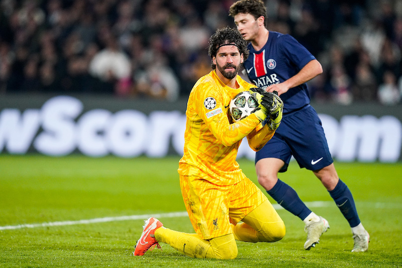 リヴァプールの守護神がビッグセーブ連発！ エリオットの“87分弾”でPSG
