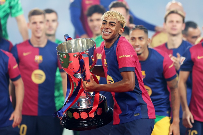 バルセロナ、17歳FWヤマルとの契約更新を発表！ 新契約は2031年夏まで