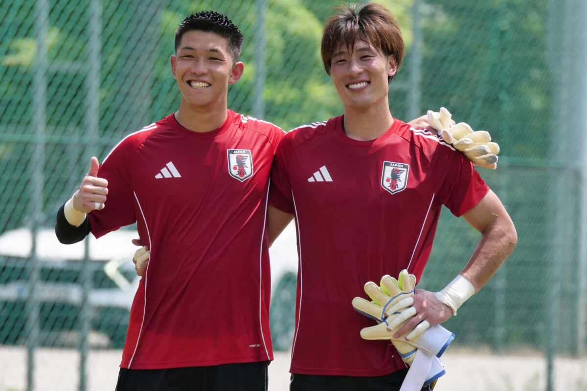 前田＆長谷部両コーチが強烈シュートを連発！　日本代表、GK早川友基＆大迫敬介のみピッチで約1時間汗流す
