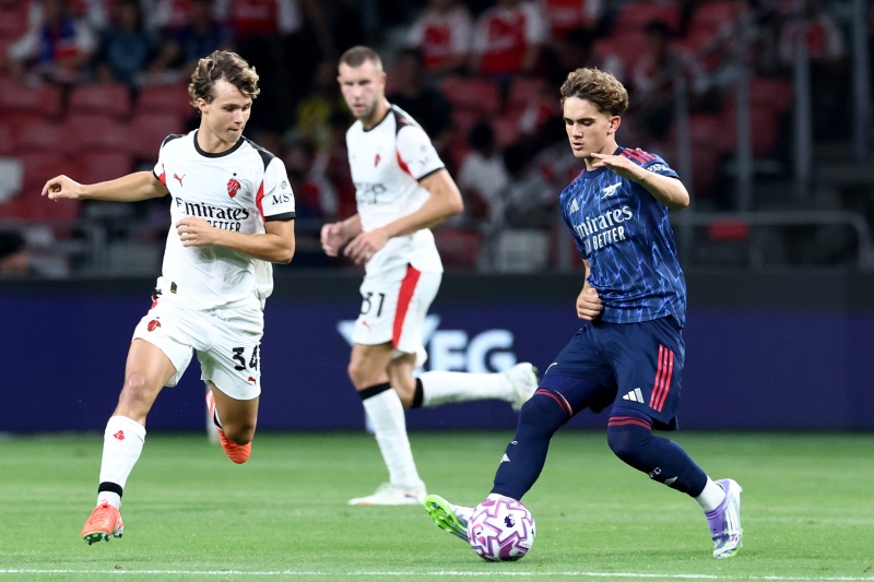 ミランとの試合に出場したマックス・ダウマン（右）