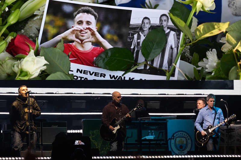オアシス、再結成後初公演で名曲『Live Forever』を急逝ジョッタに