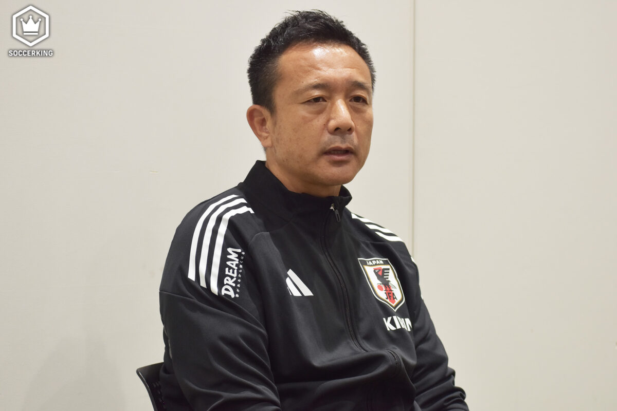 下田崇GKコーチが語る鈴木彩艶の凄み「こまめにポジションを取り、常に関わり続けている。隙のないところが良い」