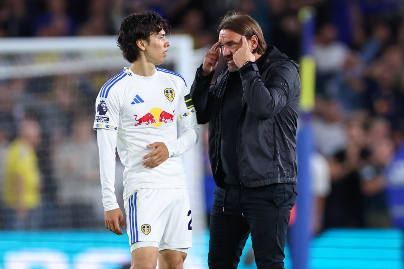 試合後に会話するリーズの田中碧（左）とダニエル・ファルケ監督（右）