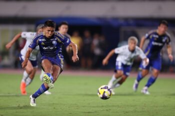 PKを蹴るFC町田ゼルビアの西村拓真