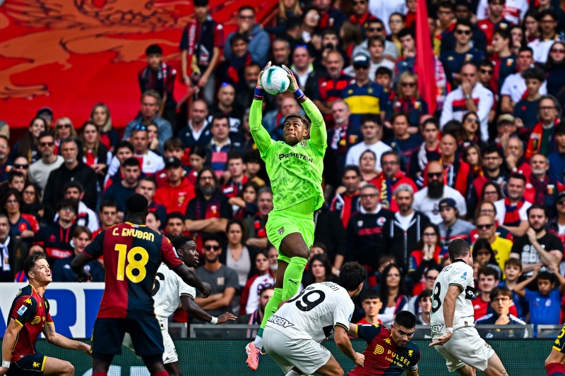 好セーブ連発のGK鈴木彩艶、後半ATにPKストップ！ 前半に退場者を出