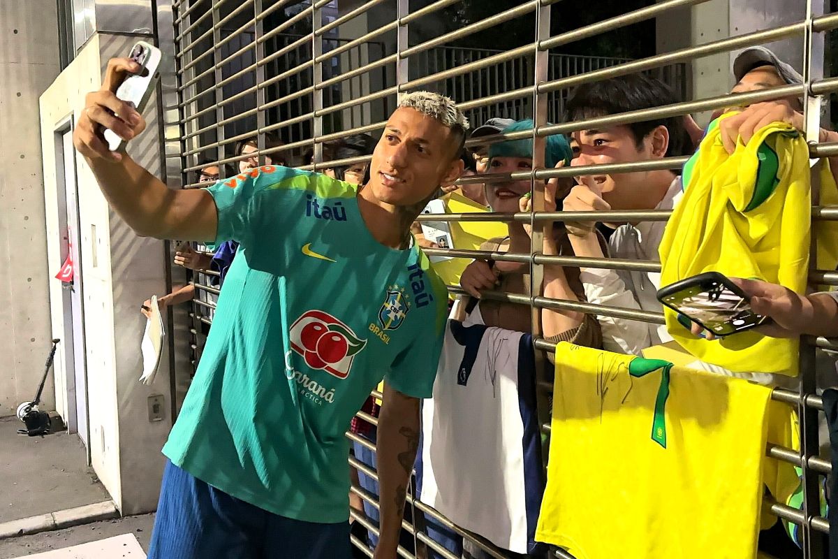 大切なこと」ブラジル代表FWが前日練習後にファンへ“神対応” シャツも