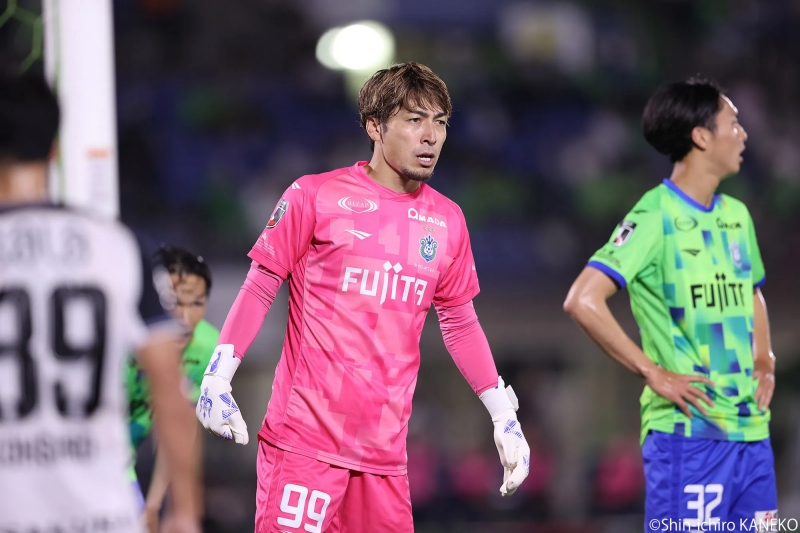 負傷前の今季前半戦、上福元は“緑と青”の正守護神として躍動 ［写真］＝兼子愼一郎