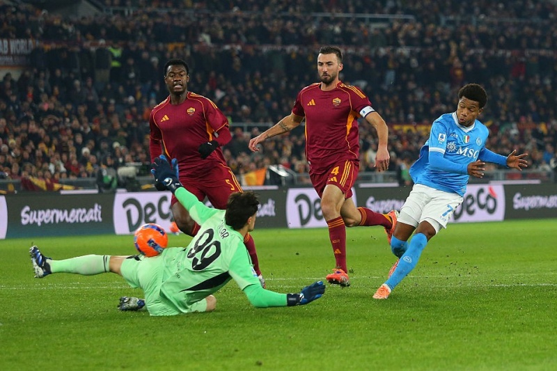 ナポリ、ダービーマッチを“ウノゼロ”で制して2位浮上！ ローマは首位