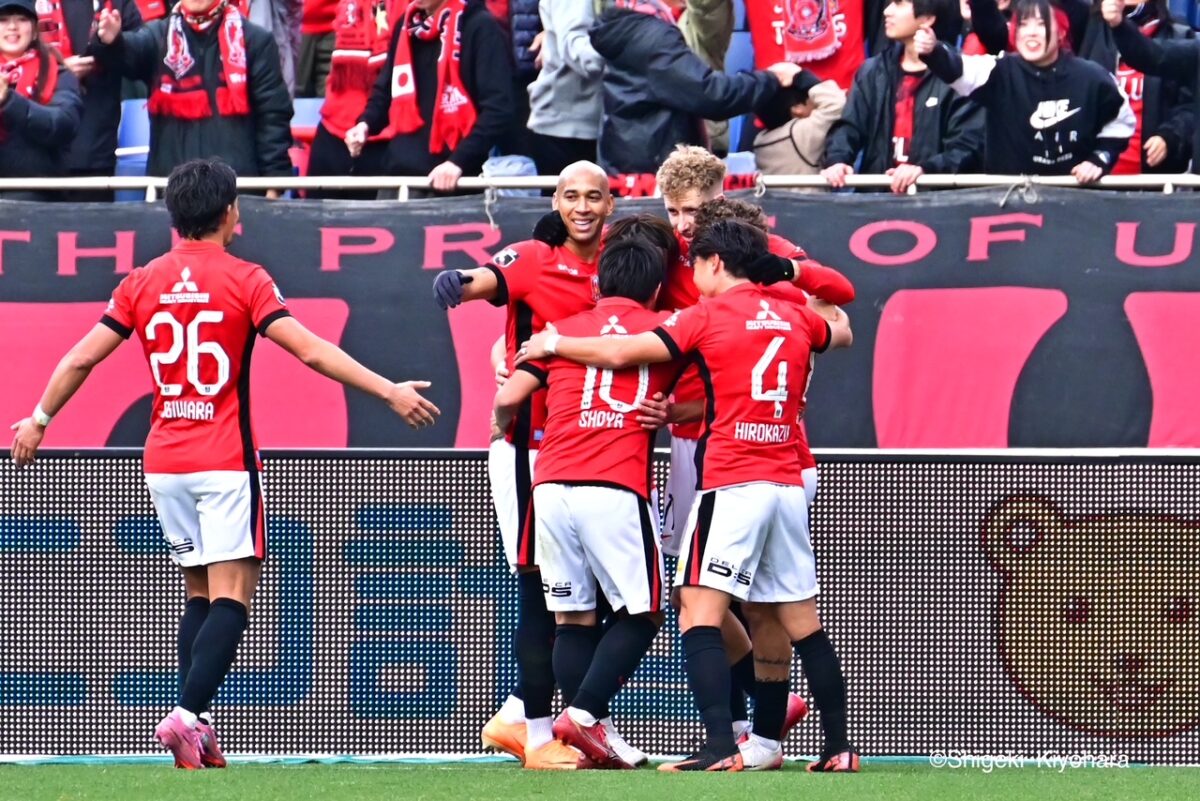 浦和が4発快勝でJ1通算500勝を達成！　ホイブラーテン＆サンタナの最終戦に白星で華を添える