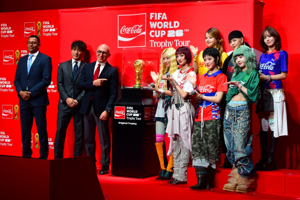 ワールドカップトロフィー“来日”にJFA宮本会長も興奮 元ブラジル代表MF