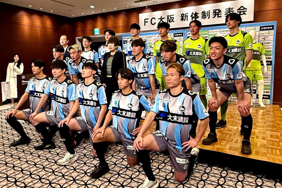 新加入選手会見でコシノ氏とともにポーズをとるFC大阪の選手ら［写真］＝北川信行
