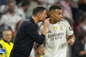 シャビ・アロンソ監督（左）とキリアン・エンバペ（右）