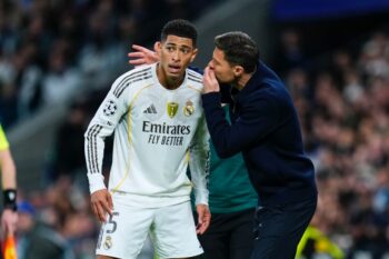 （左）ジュード・ベリンガムと（右）シャビ・アロンソ前監督