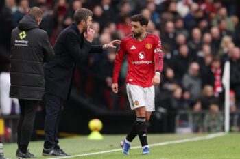 マイケル・キャリック暫定監督（左）とブルーノ・フェルナンデス（右）