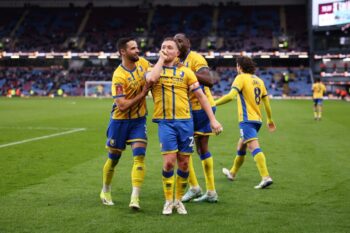 マンスフィールド・タウンのルイス・リード（中央）