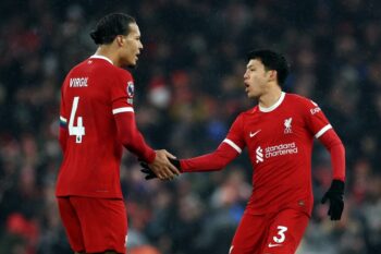 （左）フィルジル・ファン・ダイクと（右）遠藤航