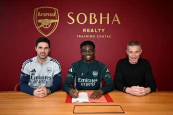 ブカヨ・サカ（中央）とミケル・アルテタ監督（左）アンドレア・ベルタSD（右）