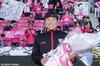 セレモニー後、ゴール裏で花束を受け取った白垣［写真］＝セレッソ大阪