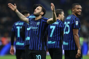 自身の得点を祝うハカン・チャルハノール