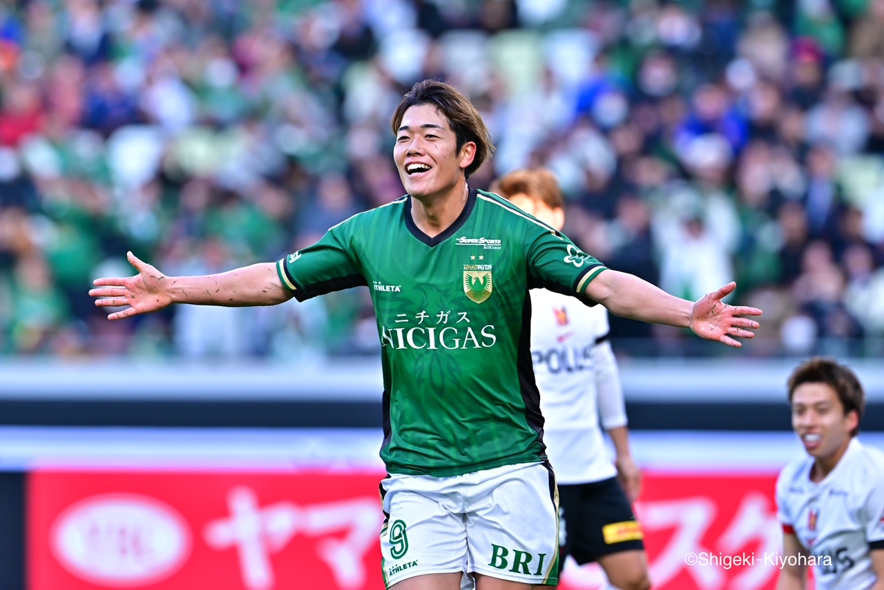 東京ヴェルディ対浦和レッズの試合でプレーする選手たち