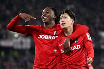 ヨハン・マンザンビ（左）と鈴木唯人（右）