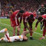 ガラタサライのオランダ代表FW、広告看板に衝突し“深刻な負傷”…UEFAはピッチ脇設備のリスク検証へ