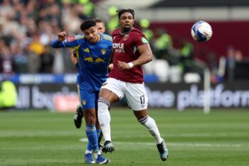 リーズのジェームズ・ジャスティン（左）とウェストハムのアダマ・トラオレ（右）