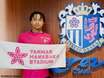 プレゼントされる泉州タオルを手にする石渡ネルソン［写真］＝セレッソ大阪