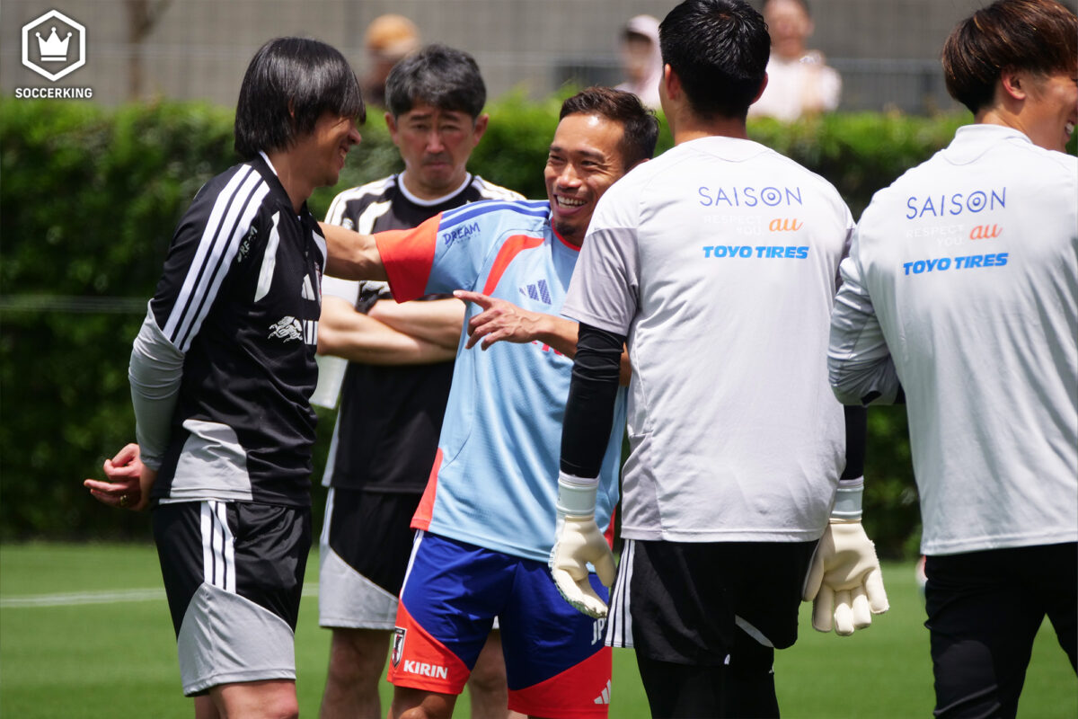 日本代表が始動！　緊急招集の吉田麻也、中村俊輔コーチの姿も…鎖骨骨折の鈴木唯人は対人のみ回避で全体練習に参加