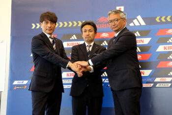 宮本恒靖（JFA会長）、狩野倫久（なでしこジャパン監督）、今泉守正（JFA女子委員長）