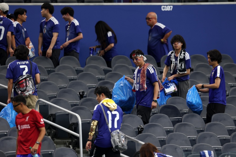 スタンドを片付ける日本代表サポーター