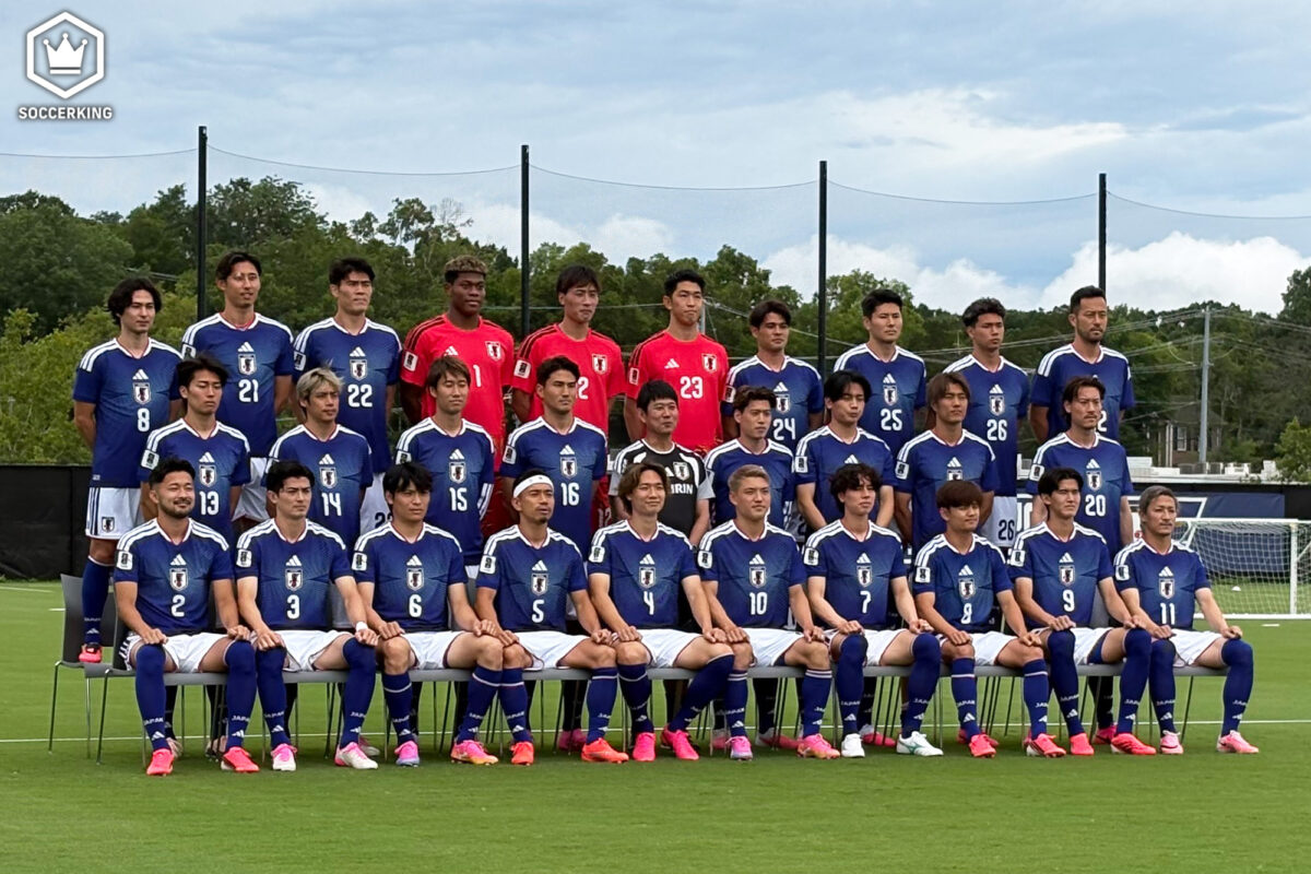 日本代表がユニフォーム姿で集合写真を撮影！　左ひざ負傷中の久保建英も姿を見せる…南野拓実は「8」吉田麻也は「22」を着用