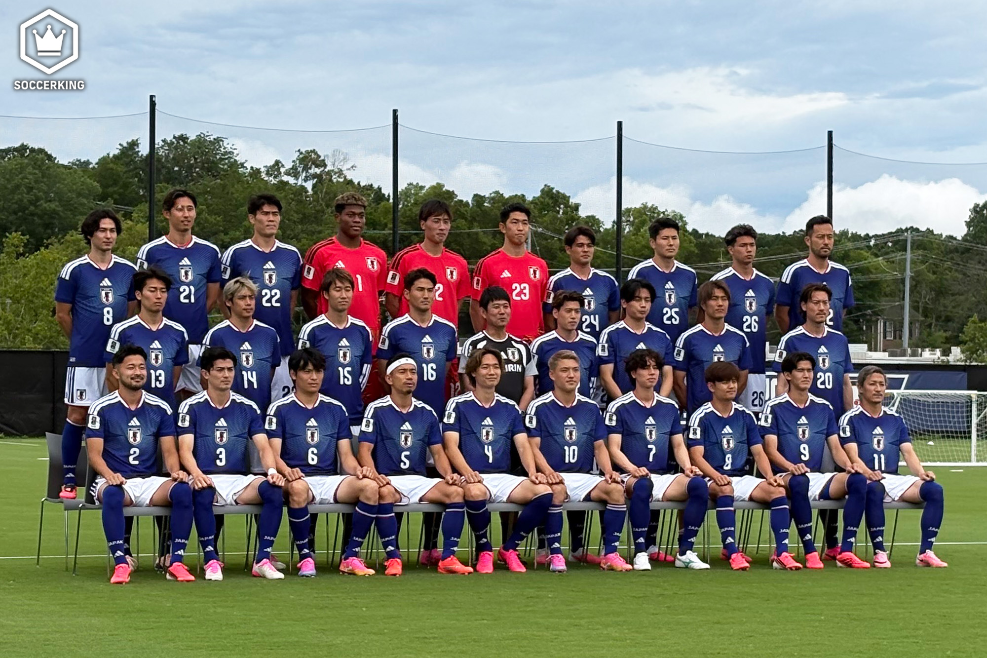 日本代表がユニフォーム姿で集合写真を撮影！ 左ひざ負傷中の久保建英