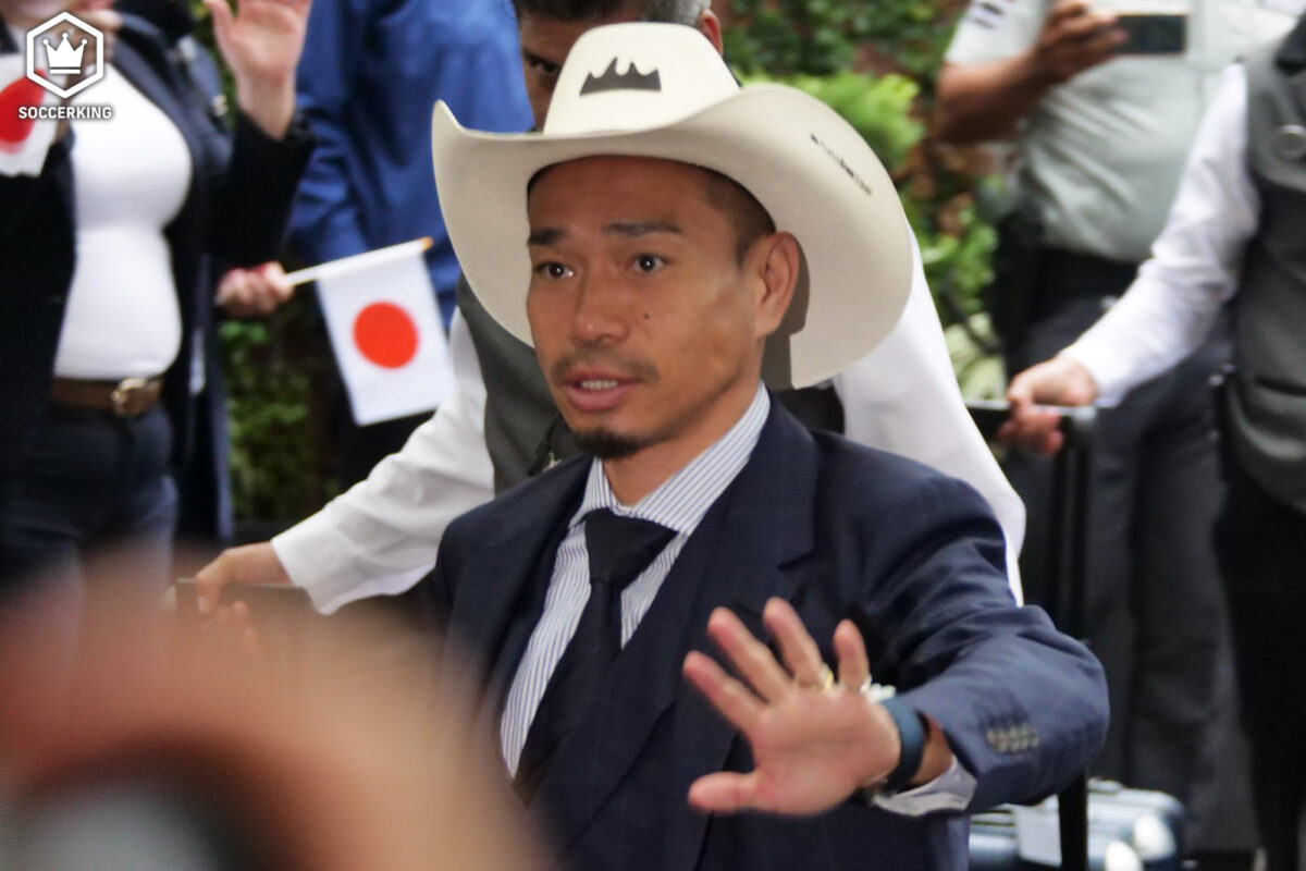 日本代表がメキシコ・モンテレイに到着！　長友佑都＆菅原由勢は“ソンブレロ姿”でバス降り…熱烈歓迎の声援に応える
