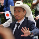 日本代表がメキシコ・モンテレイに到着！　長友佑都＆菅原由勢は“ソンブレロ姿”でバス降り…熱烈歓迎の声援に応える