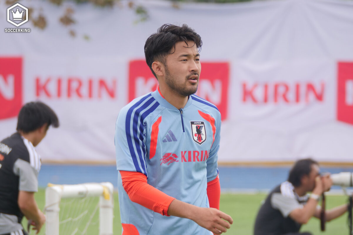 “直系の後輩”菅原由勢が吉田麻也を語る「人間的にも選手としてもリスペクトしている」　明日から再合流予定「遅刻です！」