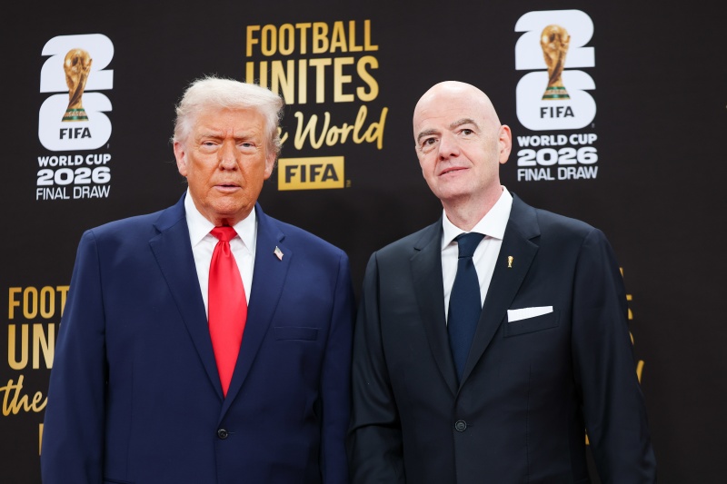 （左）ドナルド・トランプ大統領と（右）ジャンニ・インファンティーノ会長