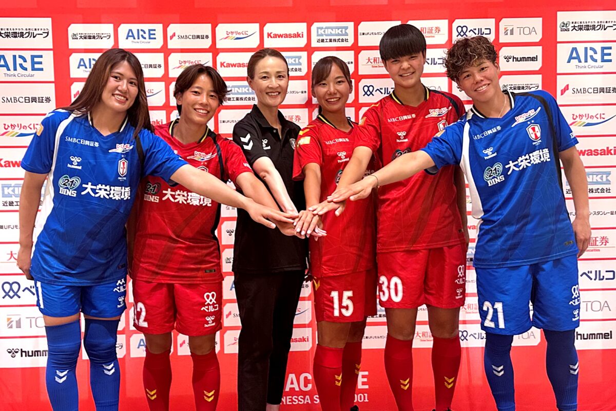 （左から）GK田中、MF万力、宮本監督、DF松尾、DF松浦、GK三田