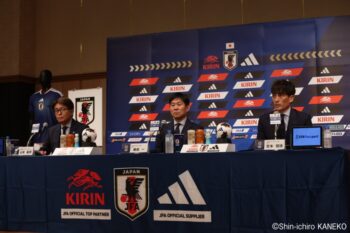 会見に出席した（左）山本昌邦NTD、（中央）森保一監督、（右）宮本恒靖JFA会長