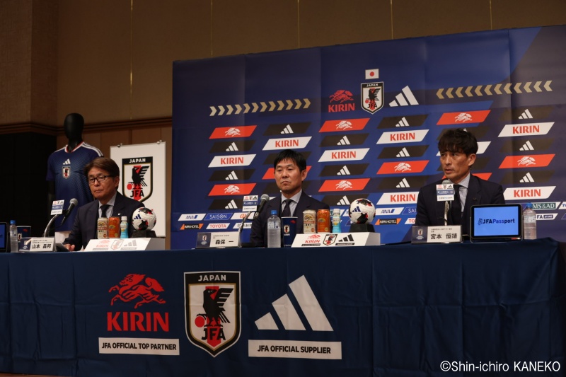 会見に出席した（左）山本昌邦NTD、（中央）森保一監督、（右）宮本恒靖JFA会長