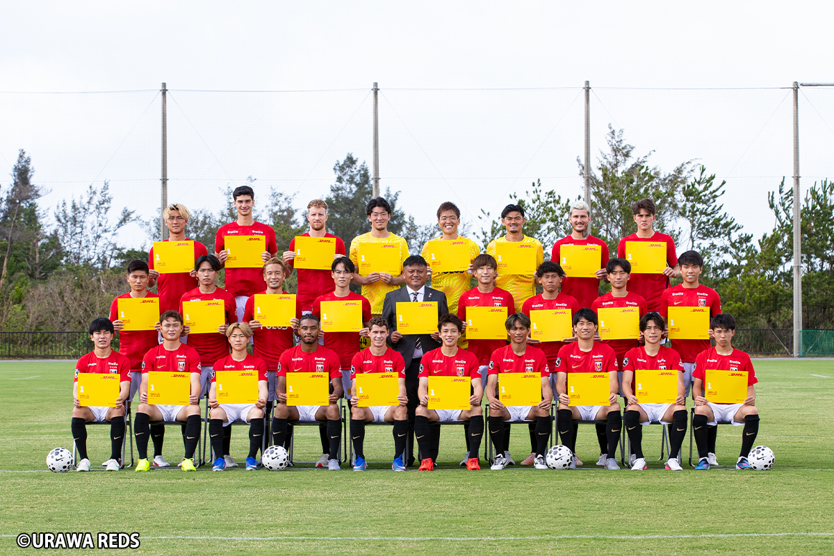 DHLエンベロップを持った浦和レッズチームの集合写真