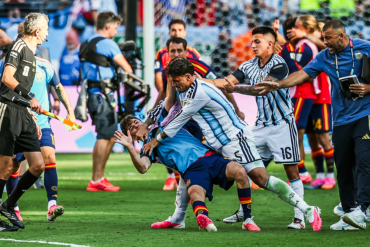 FIFA、W杯決勝スペインvsアルゼンチンのピッチ内での衝突に懲戒調査を開始…パレデスらがスペイン選手に攻撃