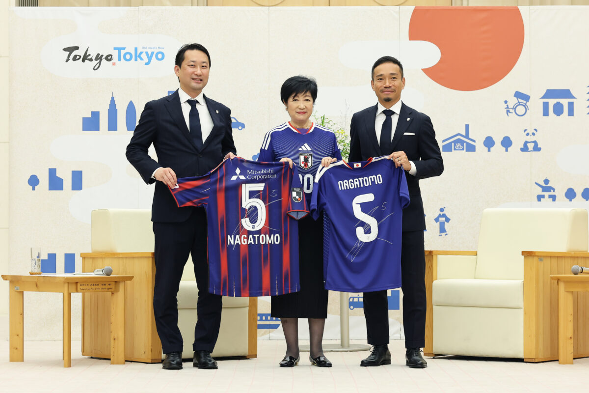 長友佑都が小池百合子都知事を表敬訪問…W杯の戦績、FC東京での現役続行を報告「お会いすると毎回大きなエネルギーをいただけます」